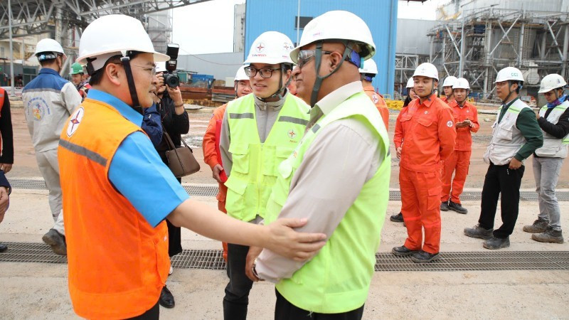 President of the Viet Nam General Confederation of Labour Nguyen Anh Tuan visits and encourages workers at Quang Trach Power Centre (Quang Tri Province).