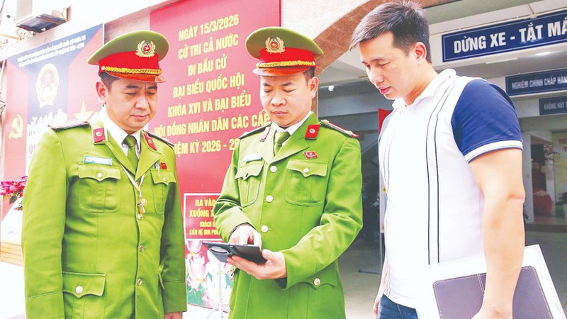 Ha Noi Public Security reviews and fully updates voter information, synchronises data on the VNeID system, and accurately grasps the number of actual residents in the area to serve the issuance of voter cards. (Photo: TIEN NGUYEN)