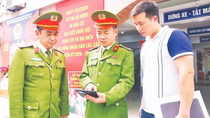 Ha Noi Public Security reviews and fully updates voter information, synchronises data on the VNeID system, and accurately grasps the number of actual residents in the area to serve the issuance of voter cards. (Photo: TIEN NGUYEN)