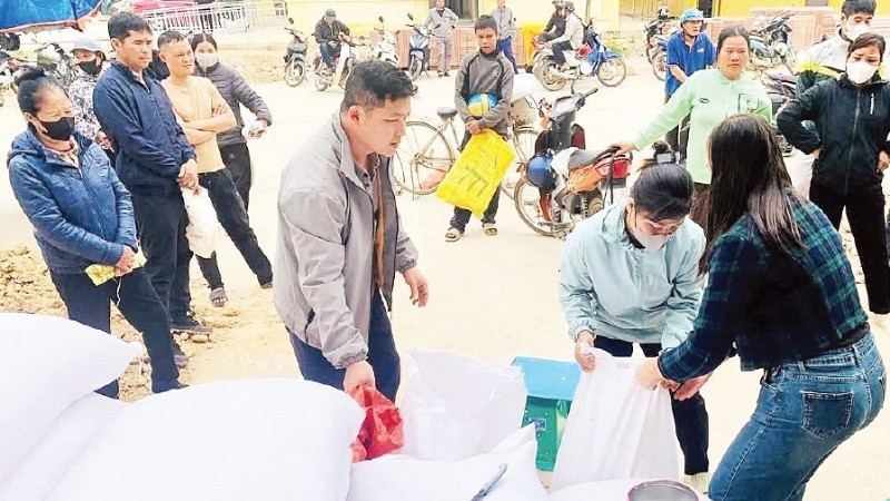 Residents of Van Nham Commune, Lang Son Province, receive rice assistance.