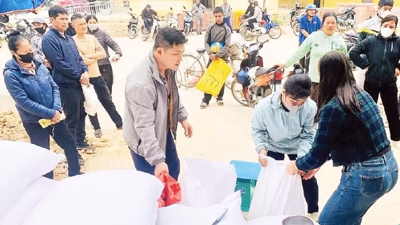 Residents of Van Nham Commune, Lang Son Province, receive rice assistance.