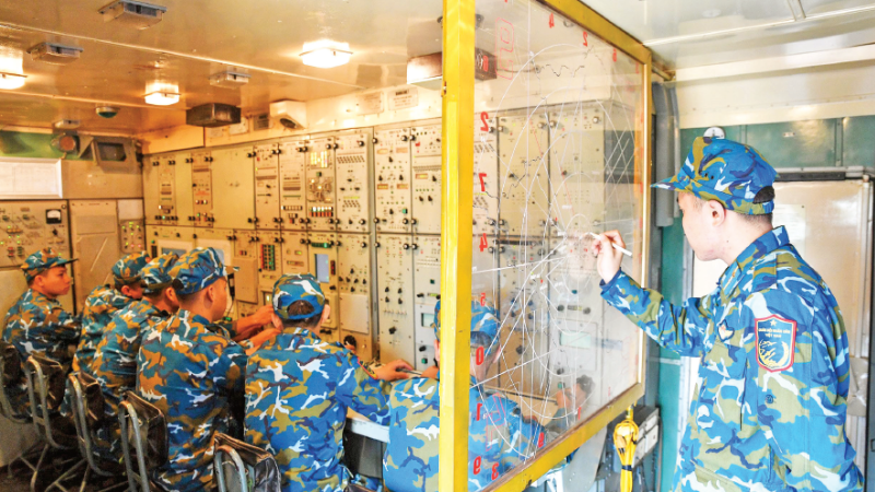 Soldiers of Regiment 64 conduct training drills for combat scenarios. (Photo: THE DAI)