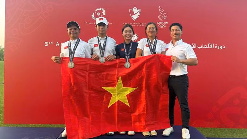 Members of the Vietnamese golf team on the podium. (Photo: VGA)