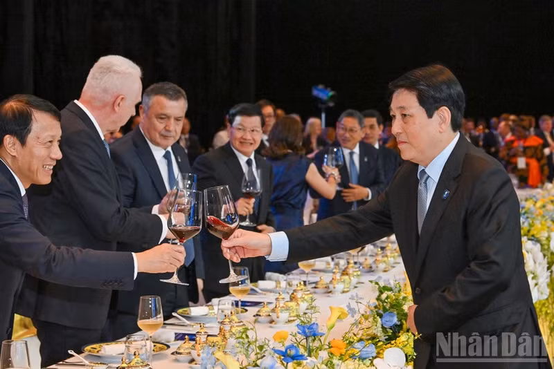 President Luong Cuong congratulates the heads of delegations attending the Opening for the Signature of the Ha Noi Convention.