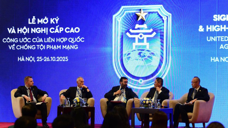 Delegates attend the discussion session.