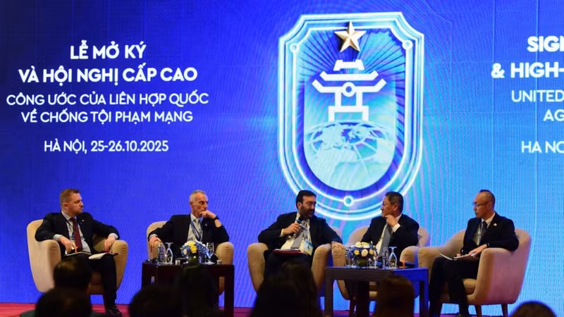 Delegates attend the discussion session.