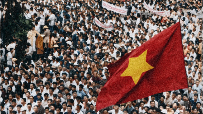 People at the Opera House Square on August 19, 1945. (Photo colourised by Vien Hong Quang)
