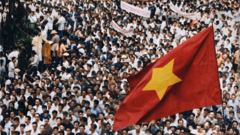 People at the Opera House Square on August 19, 1945. (Photo colourised by Vien Hong Quang)