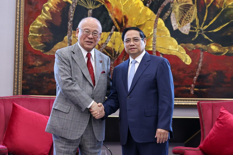 Prime Minister Pham Minh Chinh (R) receives Takebe Tsutomu, Special Advisor to the Japan-Viet Nam Parliamentary Friendship Alliance (JVPFA), in Quang Ninh on November 25, 2025. (Photo: VNA)