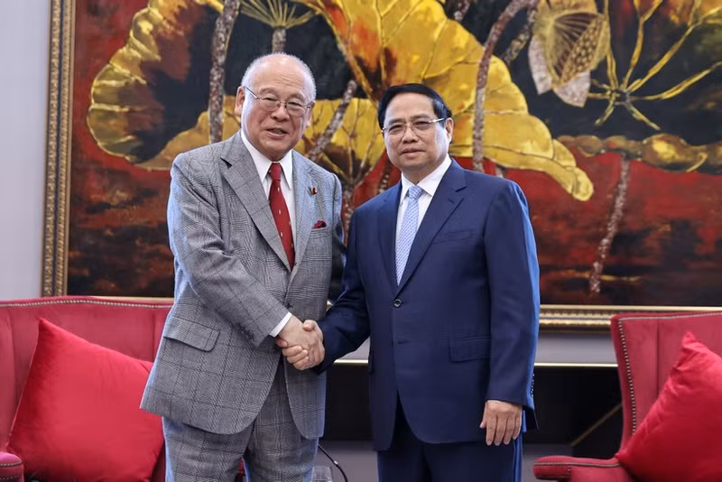 Prime Minister Pham Minh Chinh (R) receives Takebe Tsutomu, Special Advisor to the Japan-Viet Nam Parliamentary Friendship Alliance (JVPFA), in Quang Ninh on November 25, 2025. (Photo: VNA)