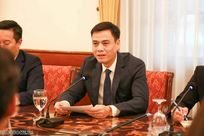 Deputy Foreign Minister Dang Hoang Giang speaks at the meeting with Ozeki Kenji, Director of Japan’s Matsushita Institute of Government and Management (MIGM) in Ha Noi on November 24, 2025. (Photo: VNA)