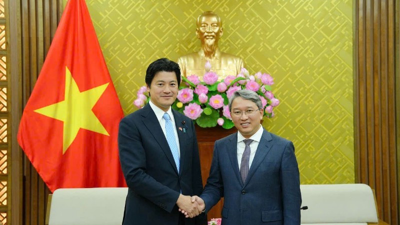 Vietnamese Minister of Justice Nguyen Hai Ninh and the Japanese Vice Minister of Justice Mitani Hidehiro at the meeting.