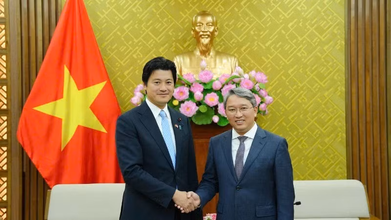 Vietnamese Minister of Justice Nguyen Hai Ninh and the Japanese Vice Minister of Justice Mitani Hidehiro at the meeting.