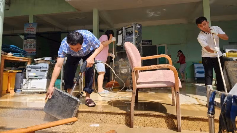 Cleaning and disinfecting medical equipment at Khanh Hoa Hospital for Tropical Diseases.
