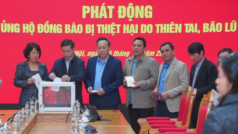 Officials, civil servants, and employees of the Party Committee of Central Party Agencies participate in donating to support people affected by natural disasters.