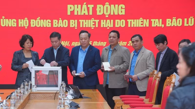 Officials, civil servants, and employees of the Party Committee of Central Party Agencies participate in donating to support people affected by natural disasters.