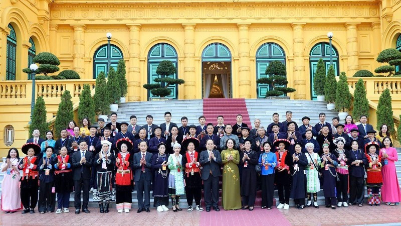 State Vice President Vo Thi Anh Xuan meets outstanding ethnic minority delegates from Cao Bang Province.