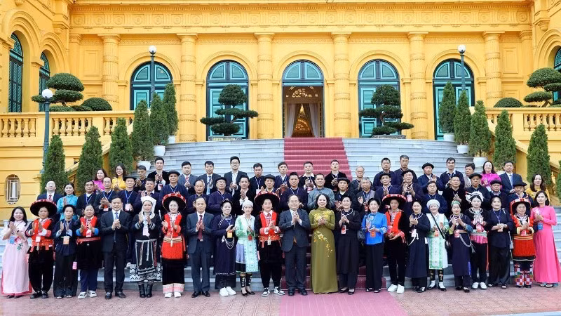 State Vice President Vo Thi Anh Xuan meets outstanding ethnic minority delegates from Cao Bang Province.