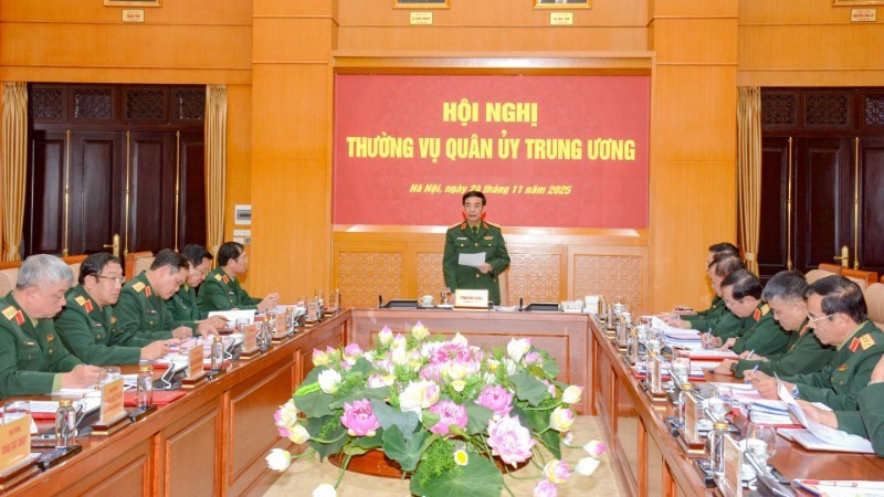 General Phan Van Giang, Politburo member, Deputy Secretary of the Central Military Commission and Minister of National Defence, delivers instructions at the meeting.