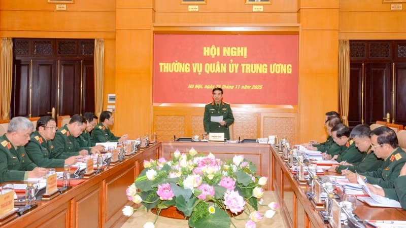 General Phan Van Giang, Politburo member, Deputy Secretary of the Central Military Commission and Minister of National Defence, delivers instructions at the meeting.