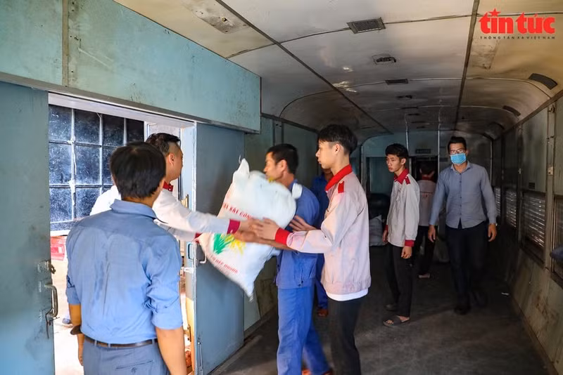 Railway workers load relief packages into train to deliver to flood-hit communities. (Photo: VNA)
