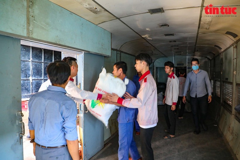 Railway workers load relief packages into train to deliver to flood-hit communities. (Photo: VNA)