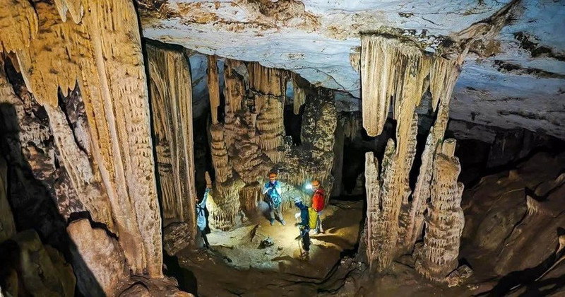 Visitors explore caves in the Lang Son UNESCO Global Geopark area. (Photo: VIETNAM EXPEDITIONS)