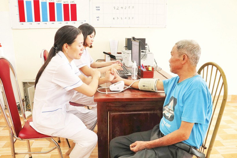 Doctors and medical staff at the former Gia Thuy Commune Health Station (new Nho Quan Commune) in Ninh Binh Province conduct health checks for patients. (Photo: VNA)