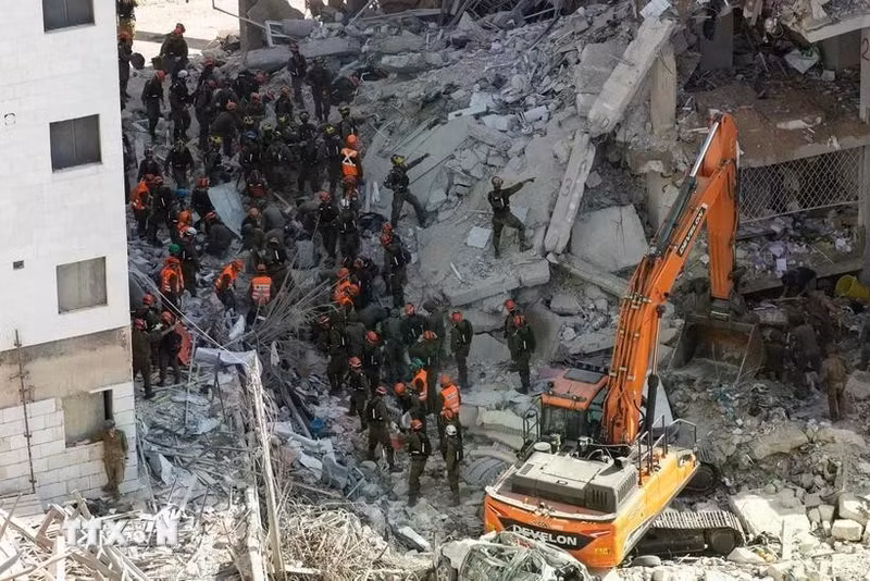 Devastation following Iran's missile attack in Bat Yam, Israel. (Photo: Xinhua/VNA)