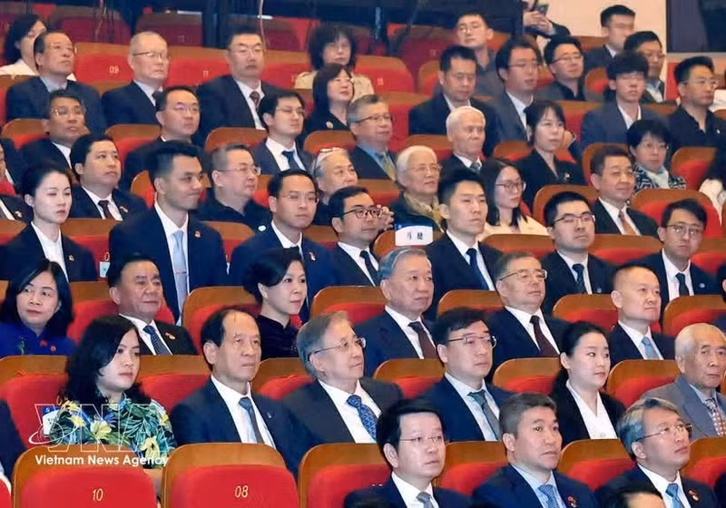 The Vietnamese delegation at the friendship music concert. (Photo: VNA)