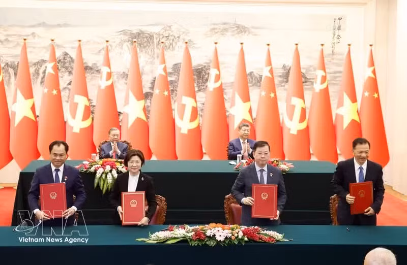 Officials sign cooperation documents in Beijing on April 15 in the presence of Party General Secretary and President of Viet Nam To Lam, and his Chinese counterpart Xi Jinping (Photo: VNA)