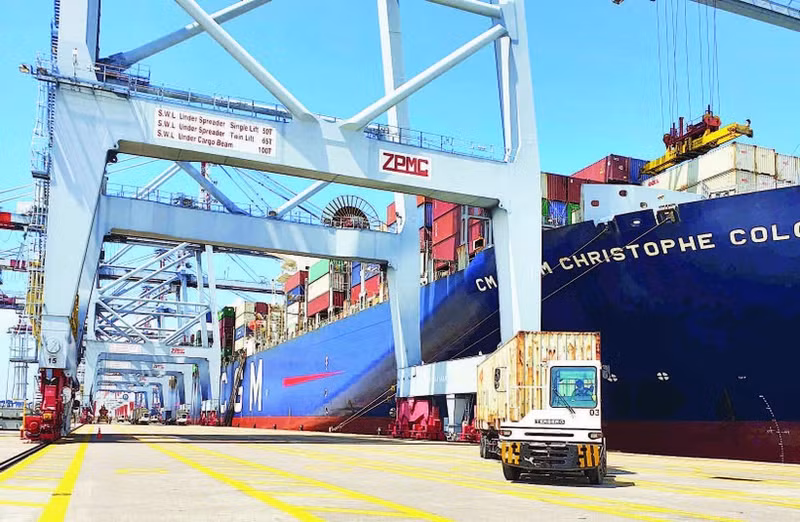 Loading and unloading goods at Cai Mep-Thi Vai Port, Tan Thanh Ward, Ho Chi Minh City (Photo: THE ANH)
