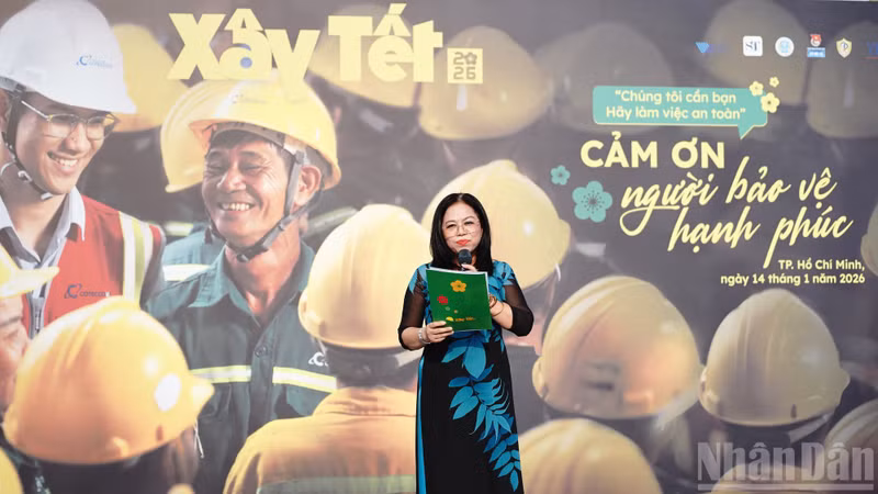 Luong Thi Toi, Deputy Director of the Ho Chi Minh City Department of Home Affairs, delivers remarks at the “Build Tet 2026” programme.