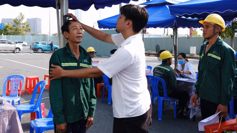 At the health care station, workers receive health consultations and practical gifts such as medicated balm and eye drops.