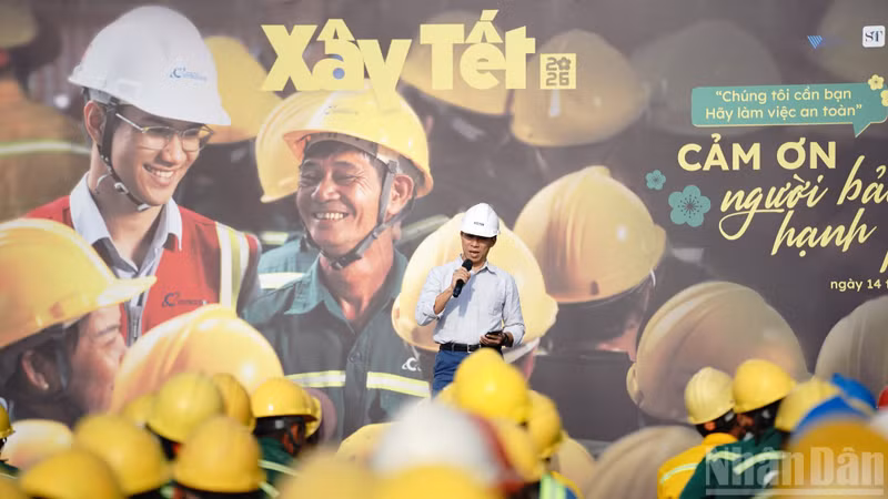 Huynh Van Tu, project director, delivers remarks and extends New Year wishes to all workers.