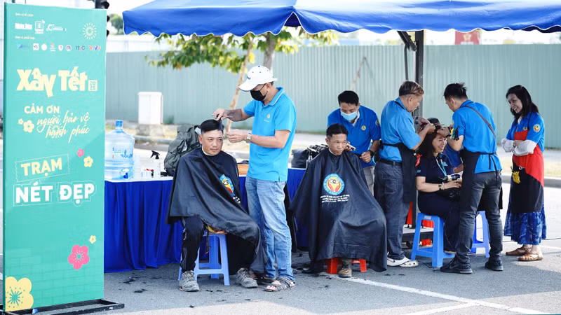 At the “beauty station”, workers receive haircuts and grooming, preparing neatly for the New Year.