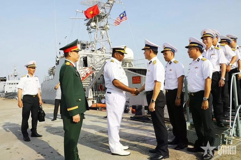 Colonel Murthi Subromoniam welcomes the delegation of the Viet Nam People’s Navy and Ship 17 during their courtesy visit and exchange with the Royal Malaysian Navy. (Photo: Quan Doi Nhan Dan)