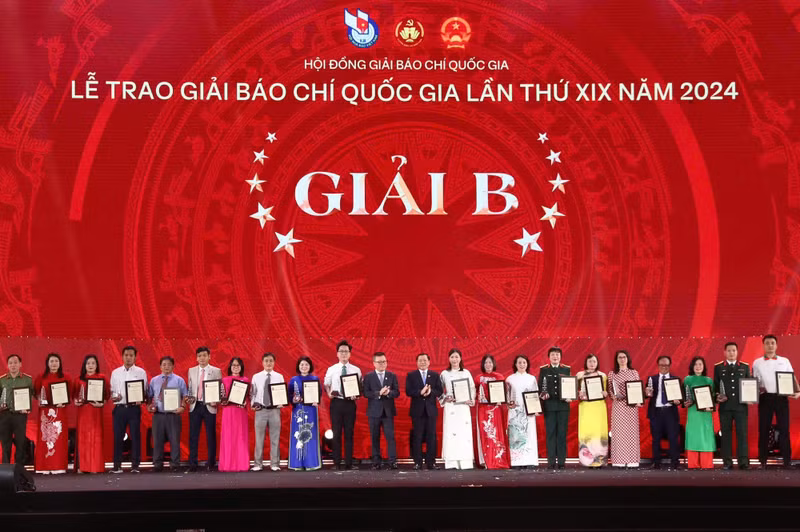Lai Xuan Mon, member of the Party Central Committee (PCC) and Standing Deputy Head of the PCC’s Commission for Communication, Education and Mass Mobilisation, and Le Quoc Minh, member of the PCC, Deputy Head of the PCC’s Commission for Communication, Education and Mass Mobilisation, Editor-in-Chief of Nhan Dan Newspaper and President of the Viet Nam Journalists Association, present B prizes to winners of the 19th National Press Awards in 2024. (Photo: NHAT BAC)