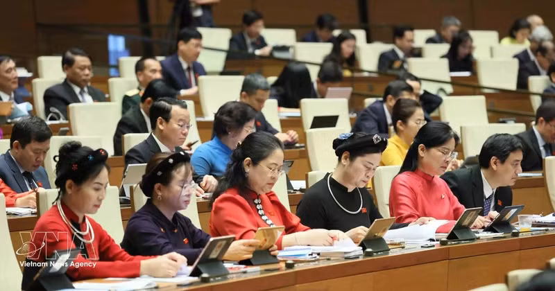 Female deputies of the National Assembly attend the opening session of the ninth sitting of the 15th National Assembly on May 5, 2025. (Photo: VNA)