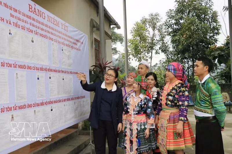 The head of Polling Team No. 5 in Quy Mong commune, Lao Cai province, introduces the lists of candidates to local residents. (Photo: VNA)