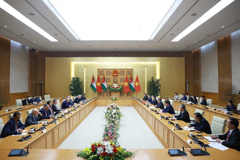 At the meeting between Prime Minister Pham Minh Chinh and Speaker of the Jordanian House of Representatives Mazen Turki El Qadi in Ha Noi on the morning of February 3. (Photo: VNA)