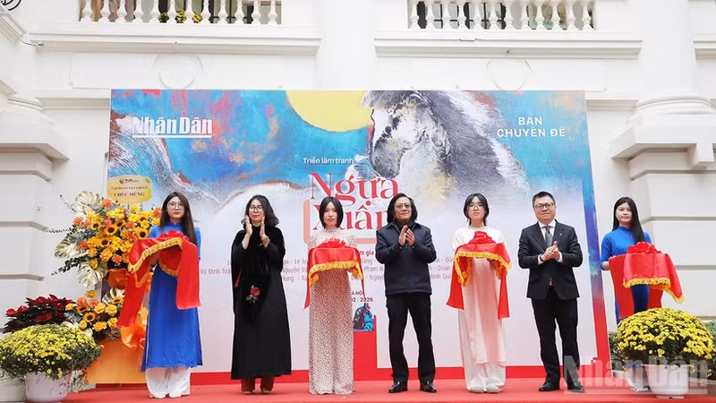 The organising committee cuts the ribbon to inaugurate the exhibition. (Photo: THANH DAT)