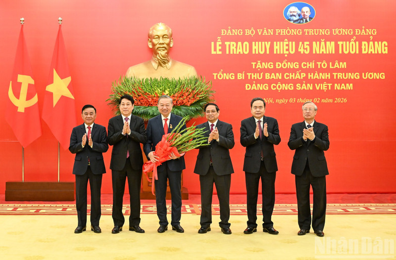 Party General Secretary To Lam (third, left) is awarded the 45-year Party membership badge. (Photo: nhandan.vn)