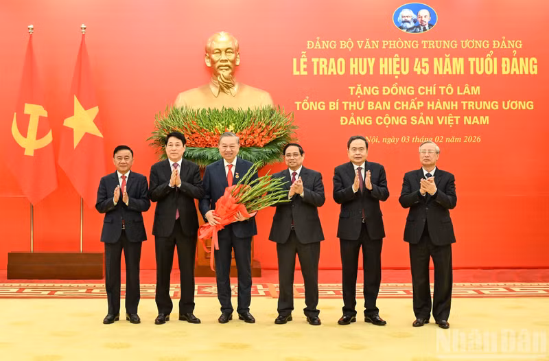 Party General Secretary To Lam (third, left) is awarded the 45-year Party membership badge. (Photo: nhandan.vn)