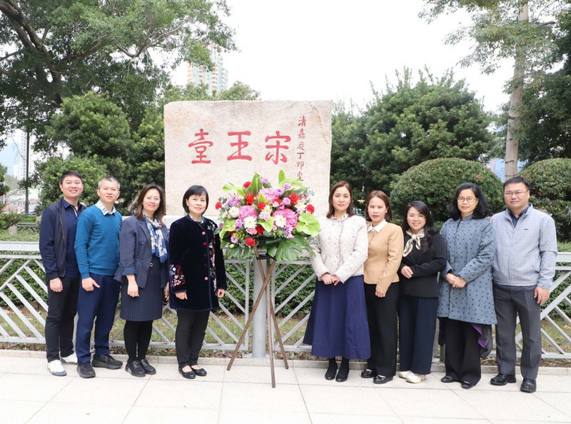 Officials and staff of the Consulate General of Viet Nam in Hong Kong (China), led by Consul General Le Duc Hanh, together with representatives of some Vietnamese agencies and businesses operating in Hong Kong, lay flowers at the Sung Wong Toi monument. (Photo: VNA)