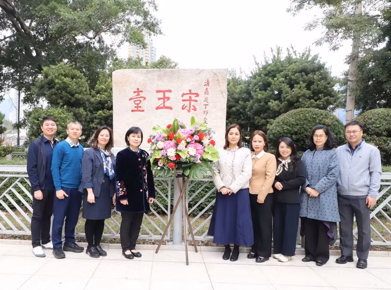 Officials and staff of the Consulate General of Viet Nam in Hong Kong (China), led by Consul General Le Duc Hanh, together with representatives of some Vietnamese agencies and businesses operating in Hong Kong, lay flowers at the Sung Wong Toi monument. (Photo: VNA)