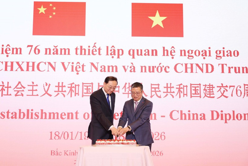 Vietnamese Ambassador Pham Thanh Binh (right) and Chinese Vice Minister of Foreign Affairs Sun Weidong at the ceremony marking the 76th anniversary of the establishment of Viet Nam-China diplomatic relations in Beijing on February 2. (Photo: VNA)