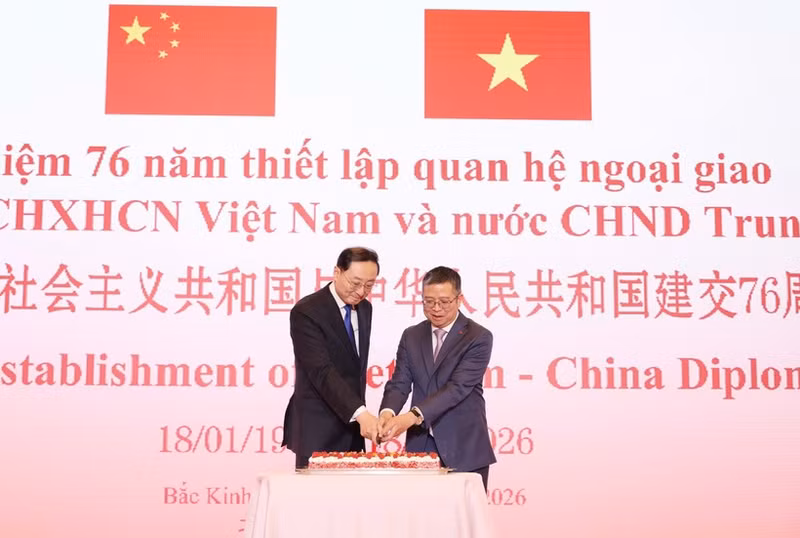 Vietnamese Ambassador Pham Thanh Binh (right) and Chinese Vice Minister of Foreign Affairs Sun Weidong at the ceremony marking the 76th anniversary of the establishment of Viet Nam-China diplomatic relations in Beijing on February 2. (Photo: VNA)