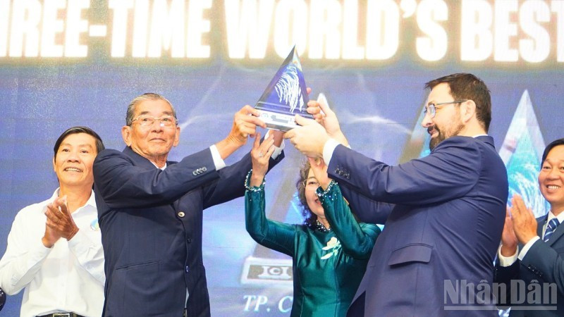 Jeremy Zwinger, President of The Rice Trader presents the “World’s Best Rice 2025” Cup to engineer Ho Quang Cua.