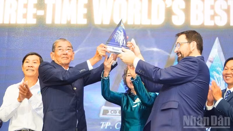Jeremy Zwinger, President of The Rice Trader presents the “World’s Best Rice 2025” Cup to engineer Ho Quang Cua.